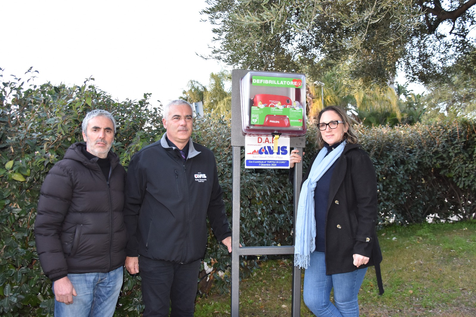 Tortolì, inaugurazione di un defibrillatore e di cinque panchine pubbliche donate dall’AVIS di Tortolì: un segno di solidarietà e impegno per la comunità